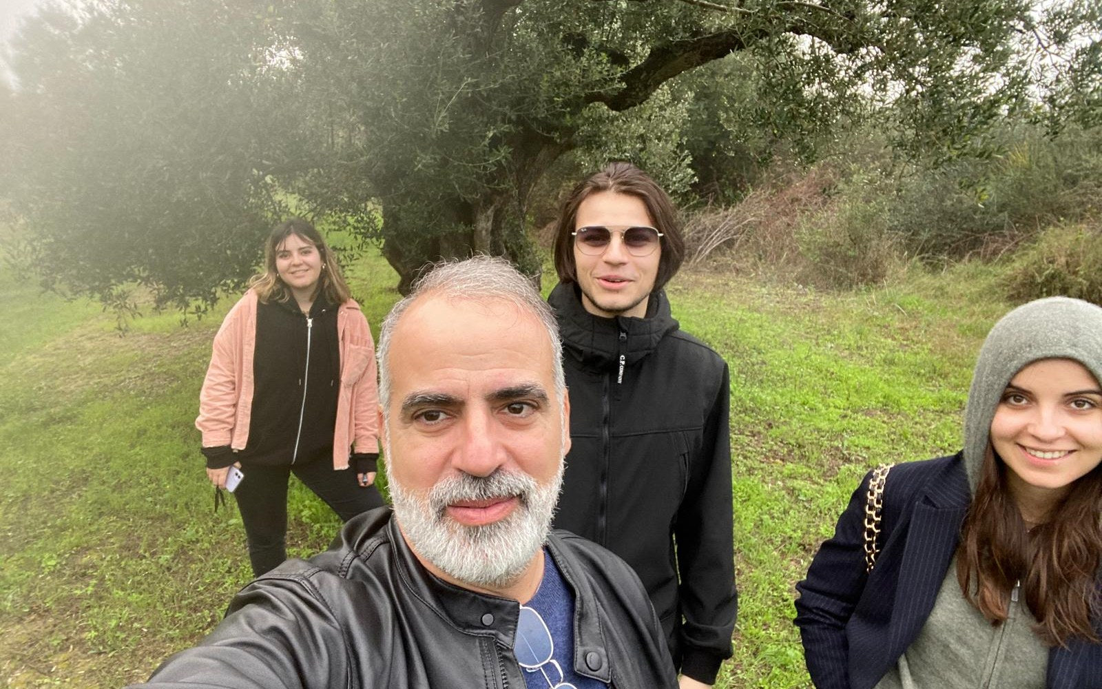 Alexandra, Victoria, Maxime et Stylianos Antalis, dans les oliveraies
