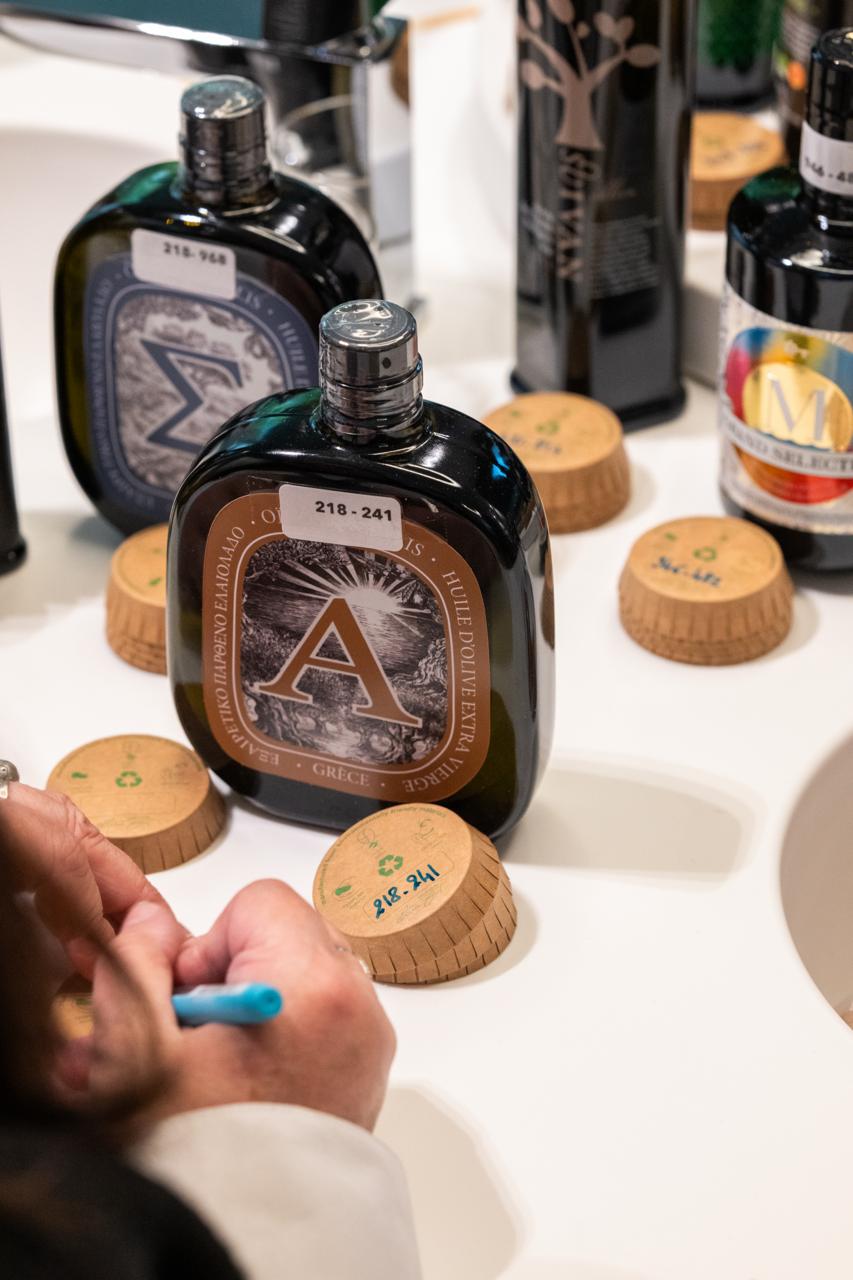 Séance de dégustation Oikos Antalis : bouteilles de cuvées numérotées et fiche de notation