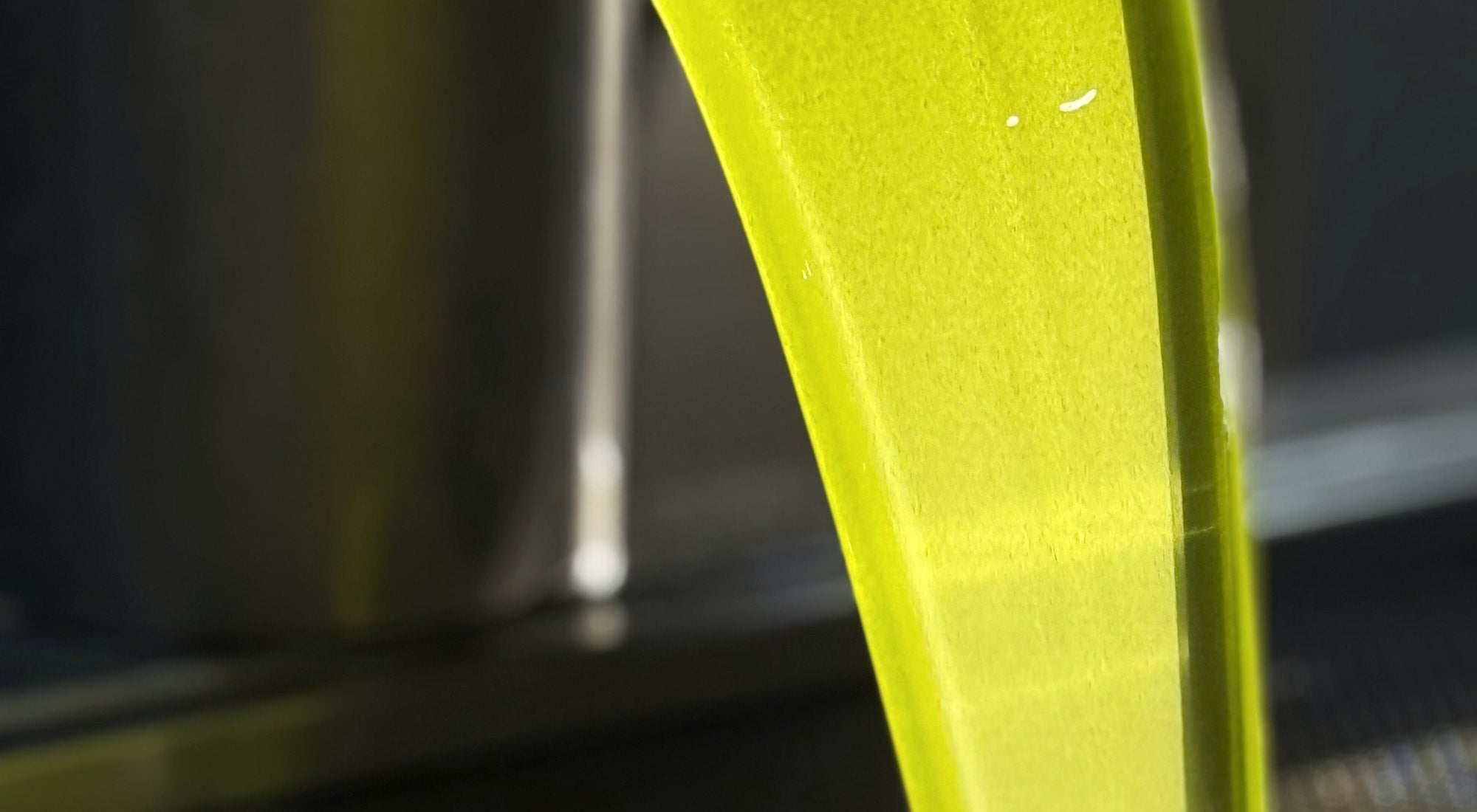 Huile d'olive vierge extra Oikos Antalis versée d'un flacon